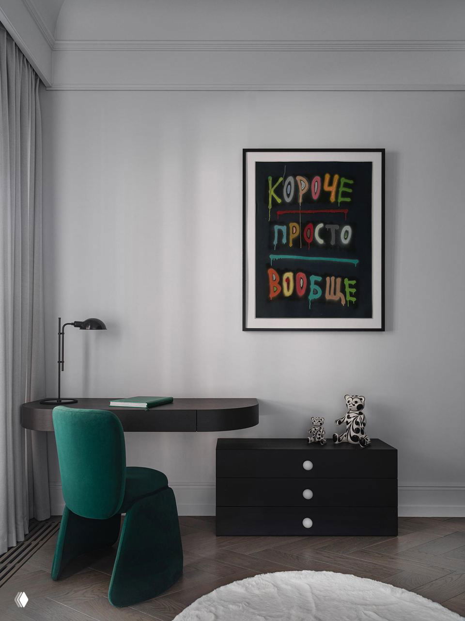 Угол с консолью и зелёным креслом, графическая картина с надписью «КОРОЧЕ ПРОСТО ВООБЩЕ» и декоративные фигурки (Belousova.Interior, 160 m², Хамовники)
