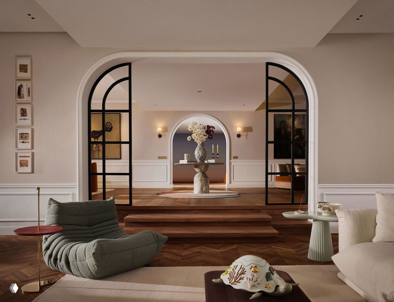 Арочное пространство с декоративным столом и мягкими креслами — переходы оттенков и продуманная планировка.
