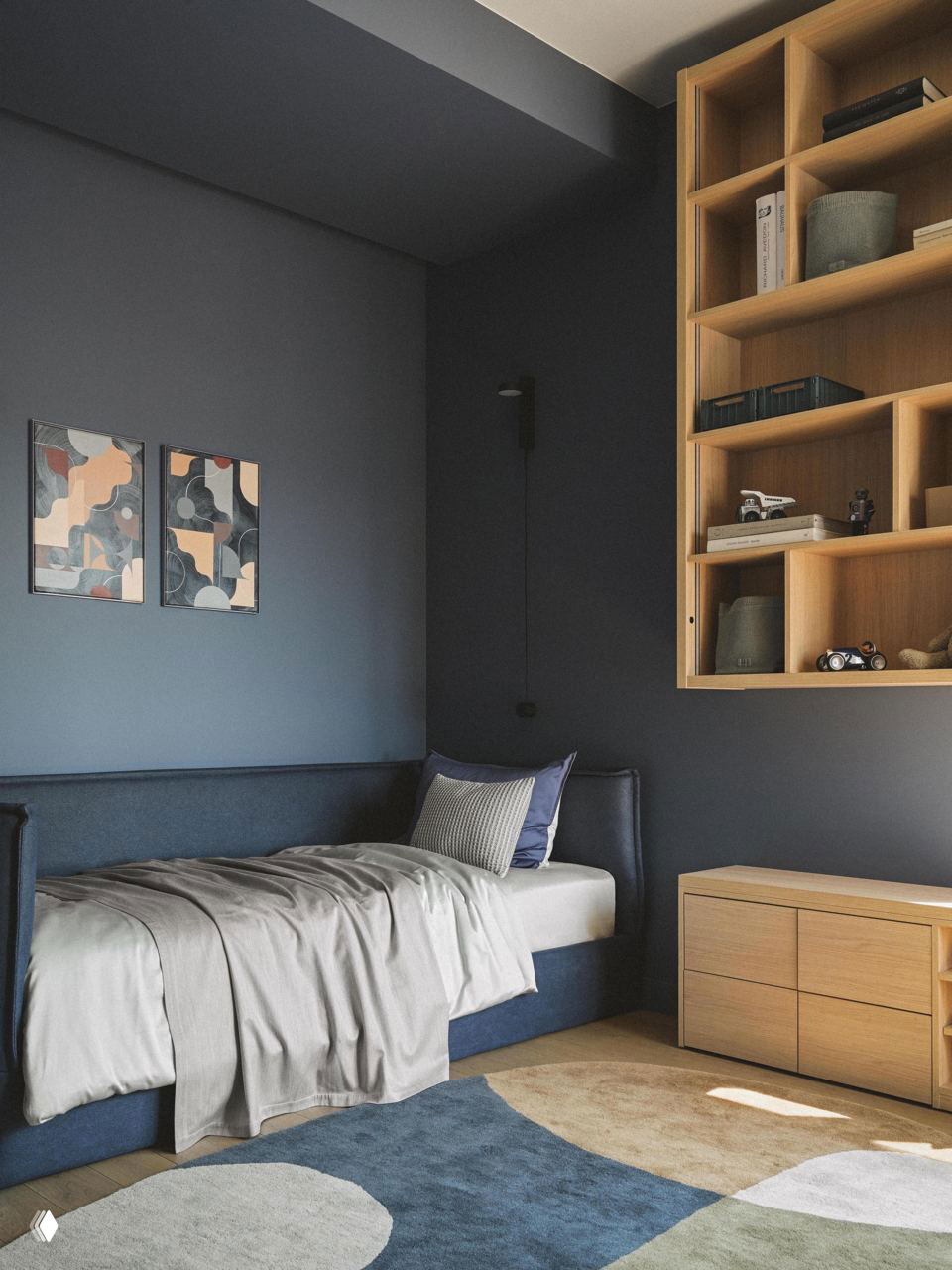 Комната с глубокими синими стенами, односпальной кушеткой и открытыми деревянными полками; сочетание насыщенных тонов и натурального дерева в оформлении.