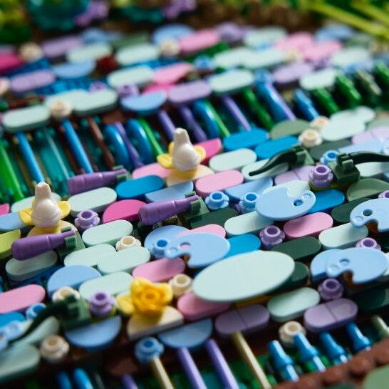 Детали набора в пастельных тонах: круглые и овальные пластины, миниатюрные элементы и крепёж, используемые для построения текстурной поверхности картины Моне.