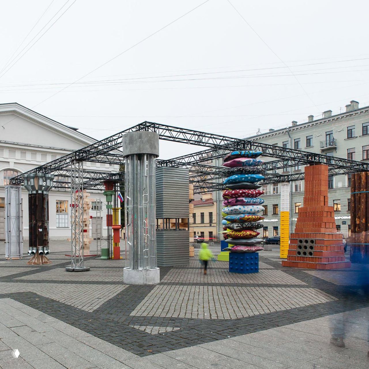 Публичный арт‑проект на площади у Манежа: разноформатные инсталляции и колонны, цветные скульптуры на брусчатке в городской композиции.