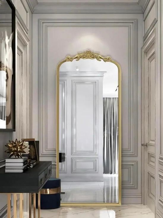 Прихожая с высоким декоративным зеркалом в резной раме; зеркало размещено у входа и может скрывать нишу для хранения мелочей и аксессуаров