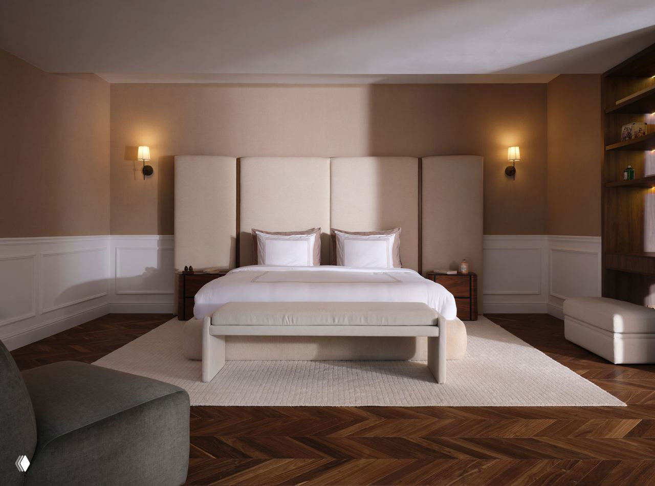 Спальня с высокой мягкой спинкой кровати, нейтральной палитрой и паркетным полом — спокойный уголок в доме площадью 600 м².