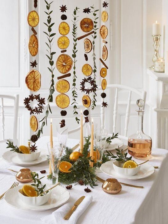 Белая столовая с подвесными сухофруктами и лёгкой зимней сервировкой, идеи для оформления окна и стены в небольшом помещении