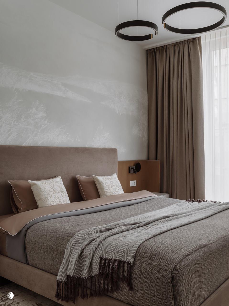 Спальня в тёплых нейтральных оттенках: мягкое велюровое изголовье, спокойные текстуры покрывал и приглушённое освещение в стиле джапанди.