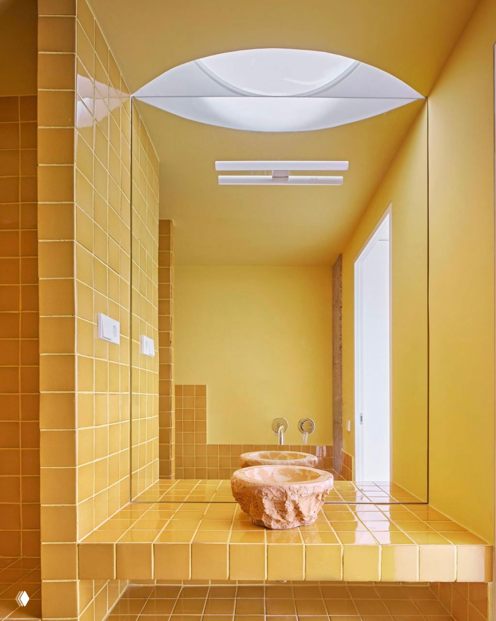 Яркая жёлтая облицовка санузла: квадратные гладкие плитки на столешнице и стенах формируют насыщенный монохромный интерьерный приём.