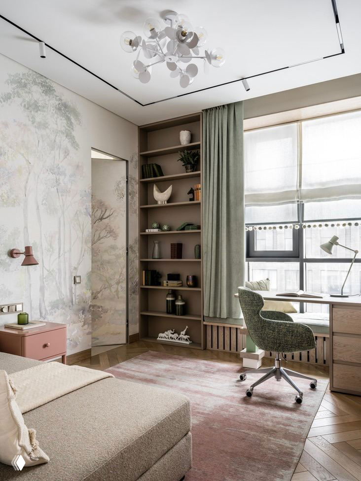 Спальная комната/кабинет с открытыми стеллажами, рабочим столом у окна и нишей у радиатора — пример использования каждого сантиметра для хранения