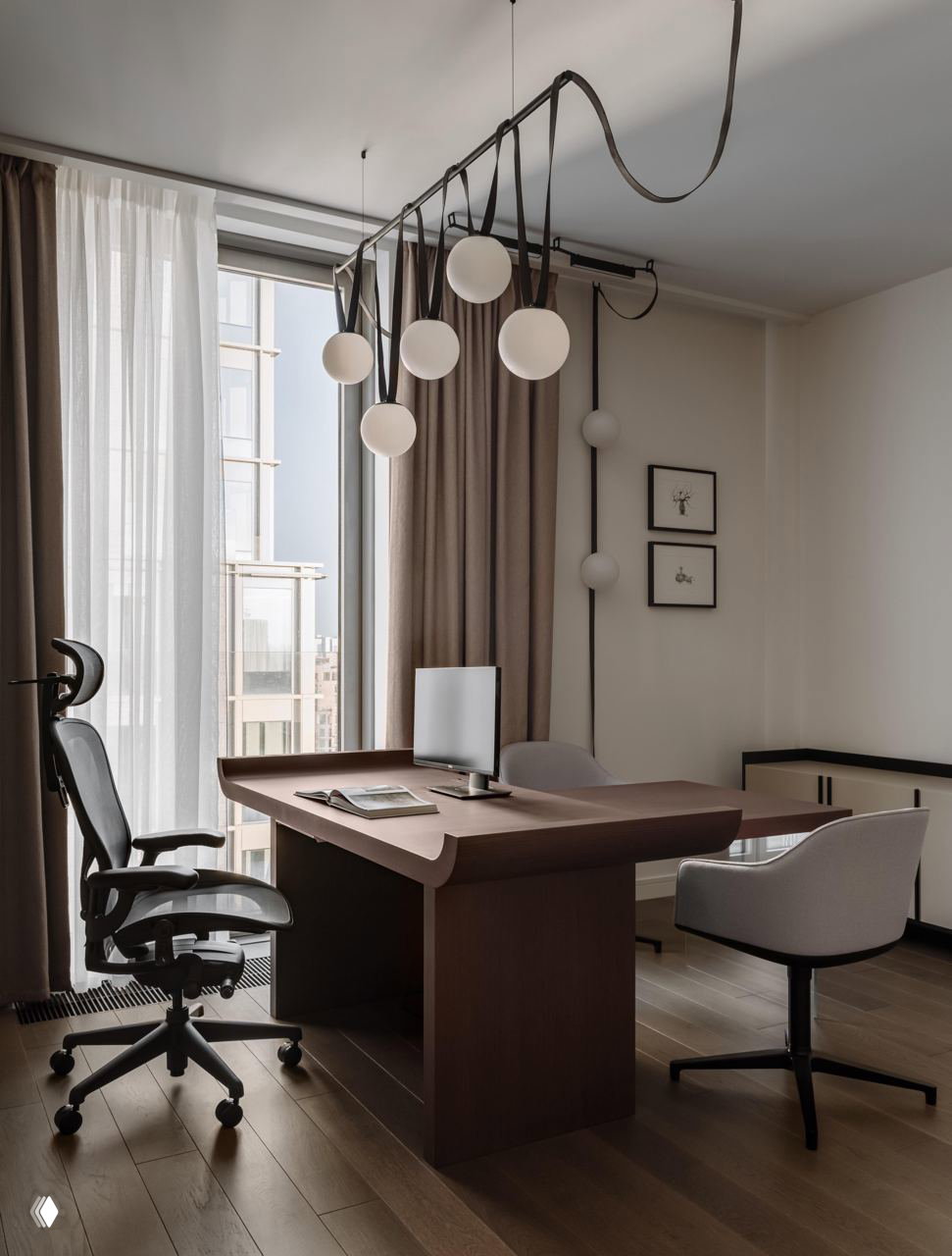 Кабинет‑рабочая зона с большим деревянным столом, эргономичным креслом и естественным светом через высокие окна — место для учебы и работы владельцев.