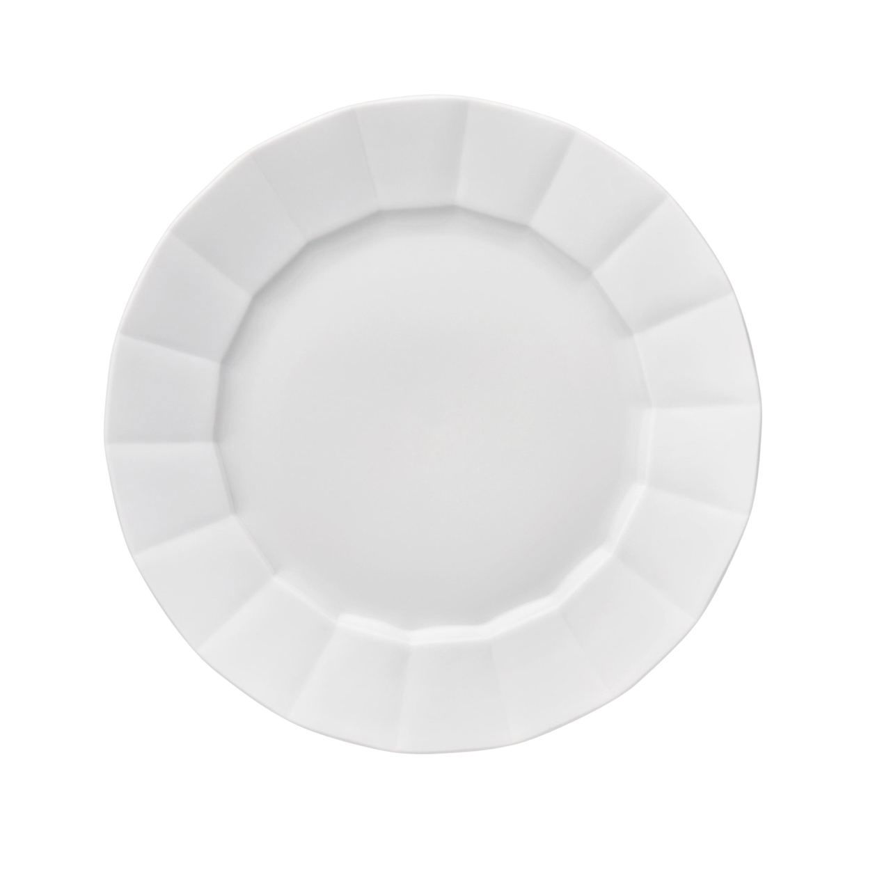 Крупный план белой тарелки из коллекции Grecque с рельефным фестончатым краем на нейтральном фоне, подчёркивающий форму и фактуру фарфора.