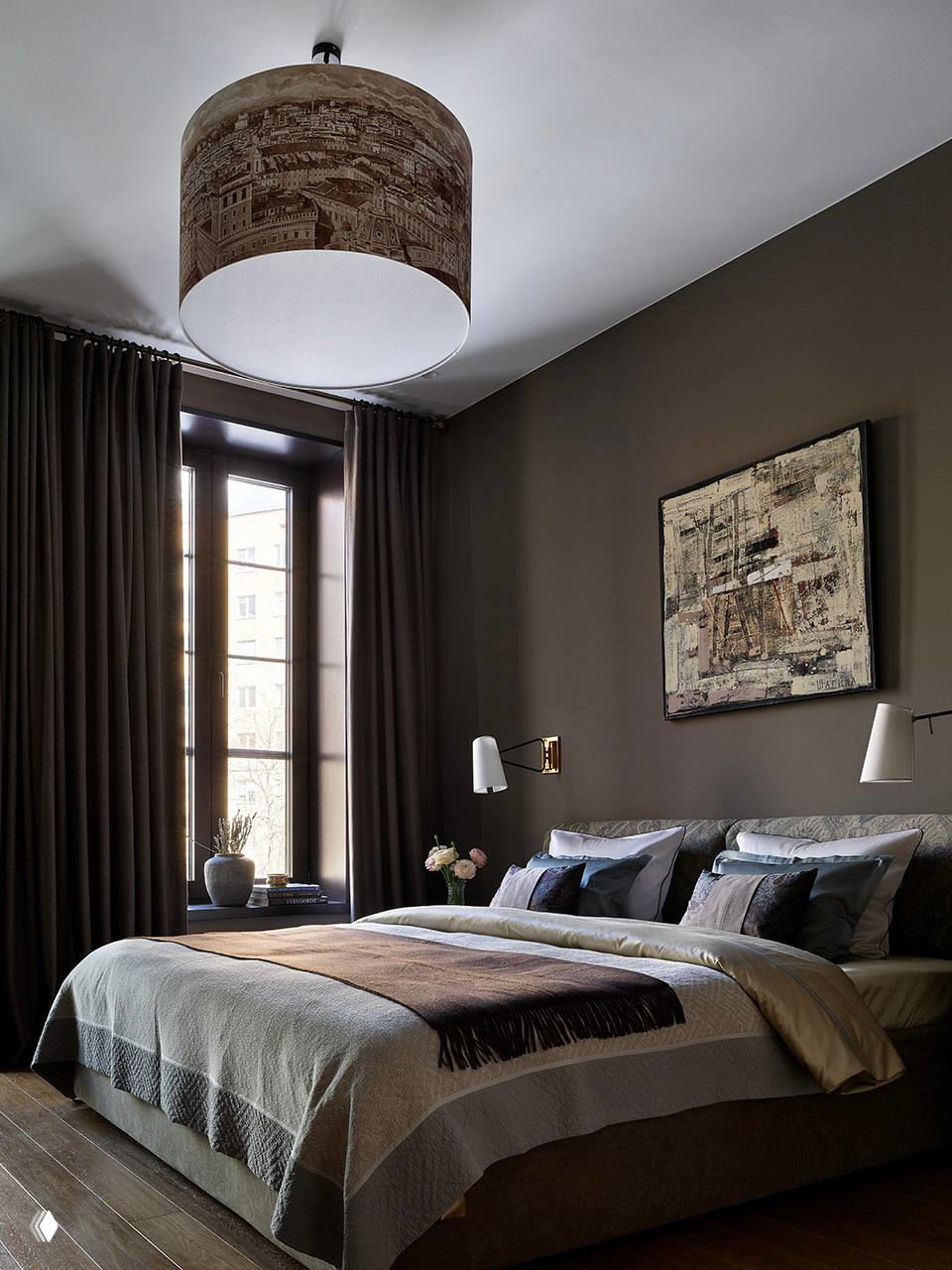 Глубокая коричневая палитра стен и плотные шторы в большой спальне с деревянным полом и многослойным текстилем на кровати для теплого фонового тона.