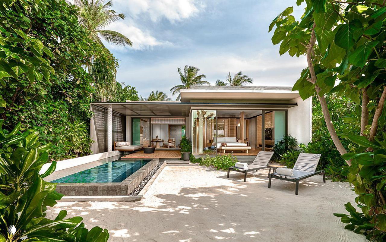 Пляжная вилла с частным бассейном и террасой, окружённая тропической зеленью; интерьер в спокойных натуральных тонах.