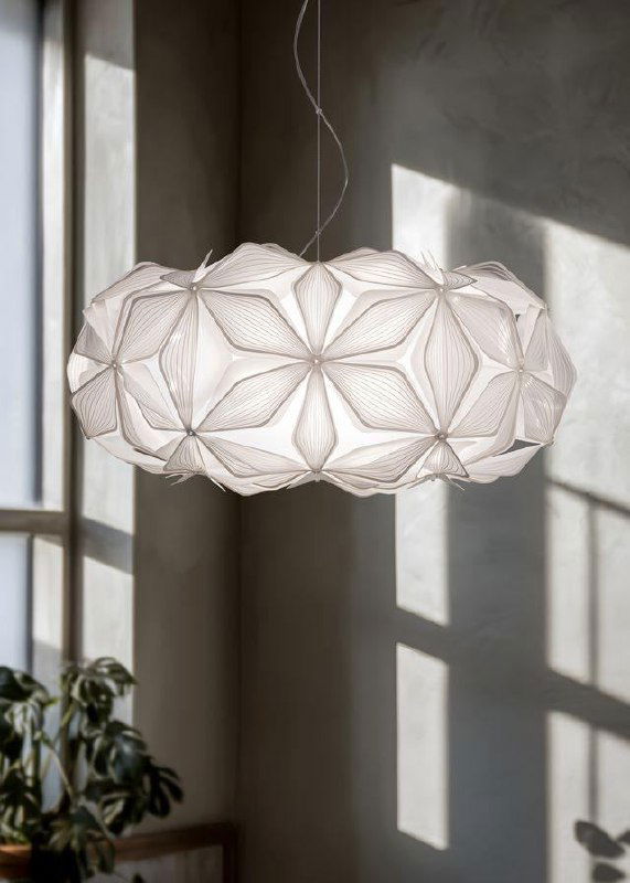 Крупный план подвесного плафона C’est La Vie: детальная структура «распускающихся» лепестков из тонкого материала, игра света и тени на поверхности.