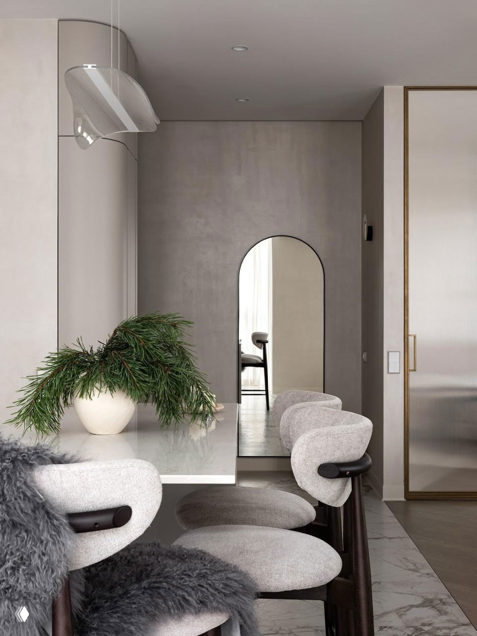 Крупный план барной зоны: арочное зеркало, мягкие стулья и ваза с зеленью на столе; нейтральные оттенки и аккуратная минималистичная отделка.