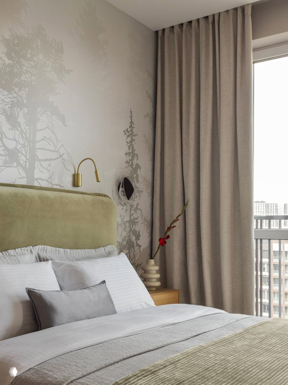 Спальня с салатовым изголовьем, тонкой растительной росписью на стене, длинными занавесками и видом на город — мягкая нейтральная палитра для гостевой комнаты.