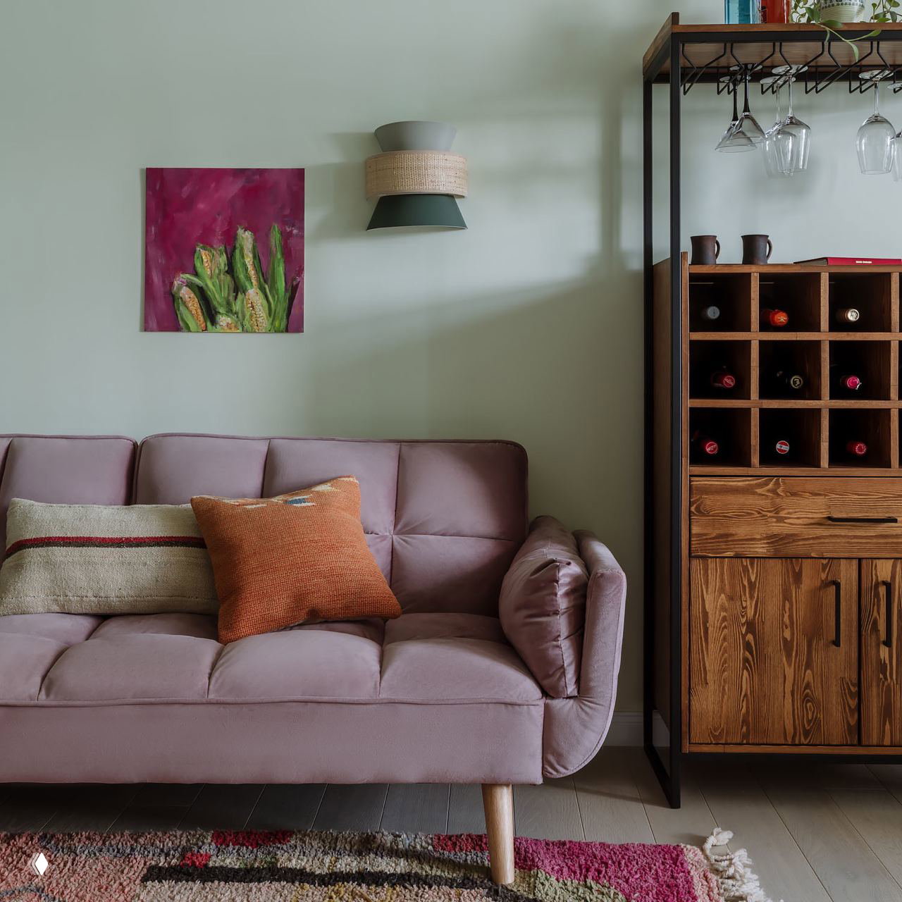 Неброская гостиная с пастельным диваном, деревянным шкафом для винных бутылок и компактным бра — иллюстрация экономного использования настенных светильников.