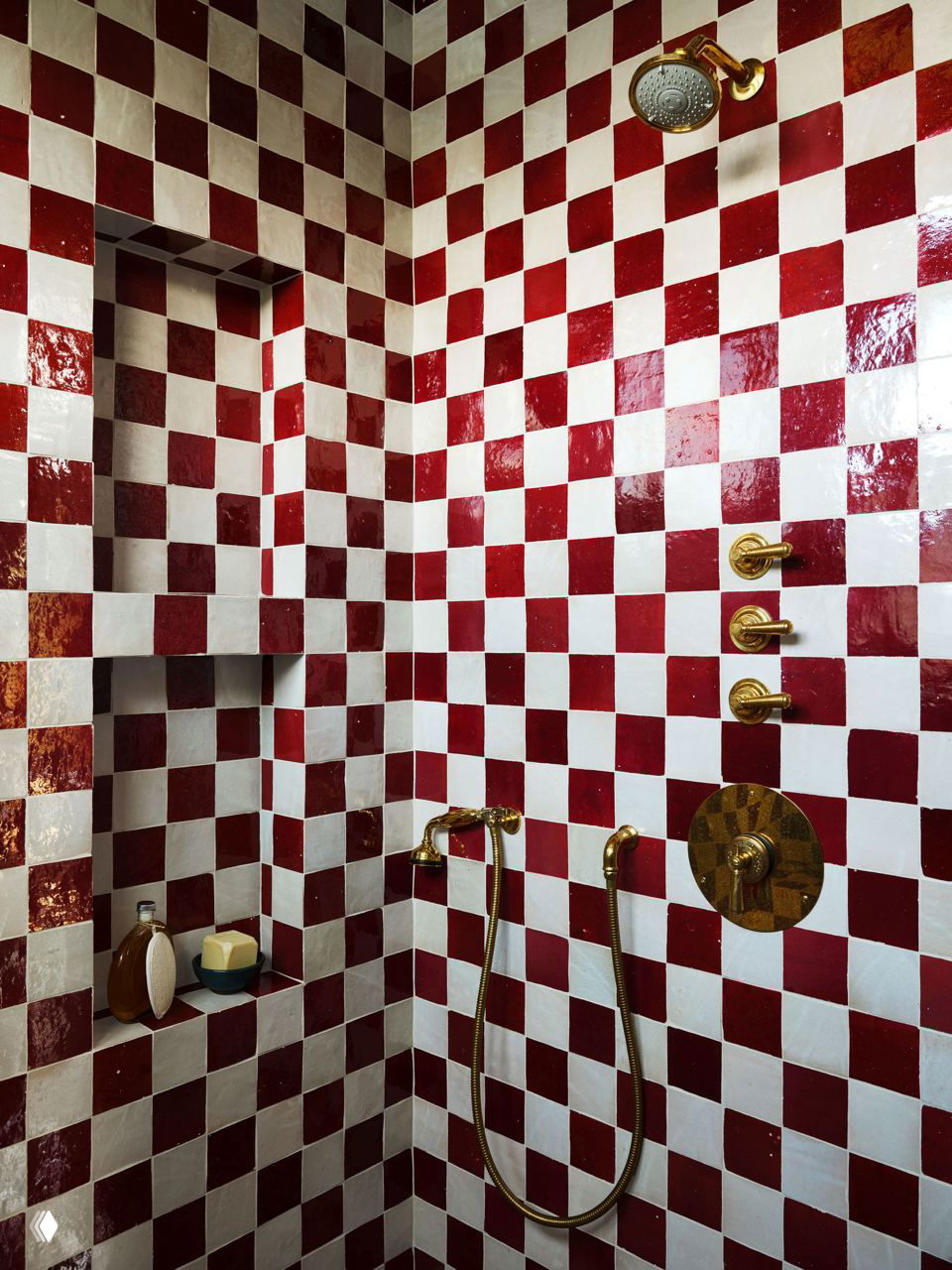 Душевая с красно-белой клетчатой плиткой и золотистой сантехникой: смелый декоративный приём, добавляющий характер и ретро-нотки в оформление ванной комнаты.