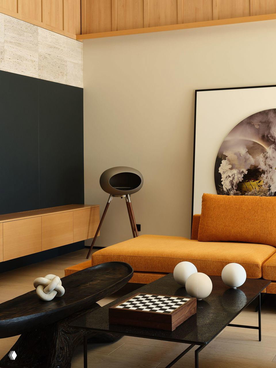 Гостиная в театральном минимализме: оранжевый диван, низкий чёрный кофейный стол с декоративными шарами и шахматной шкатулкой на фоне тёплой деревянной отделки.