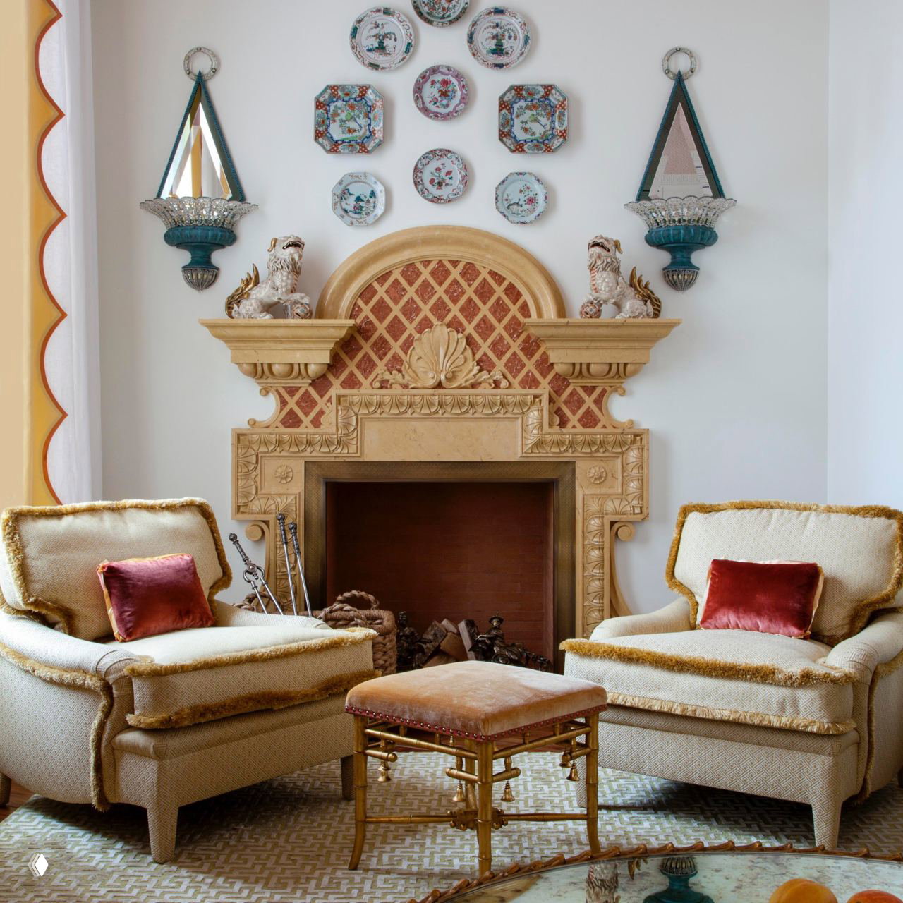 Интерьер в ретро-стиле с парой уютных кресел и богато декорированным камином; настенные бра выступают декоративным и функциональным элементом композиции.