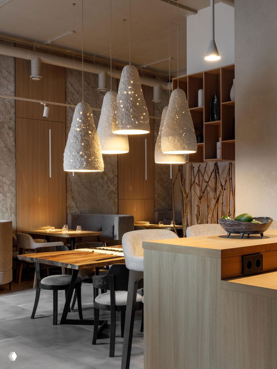 Зал ресторана Balance с подвесными конусообразными светильниками, деревянными панелями и уютными зонами для сидения в спокойной тёплой палитре.