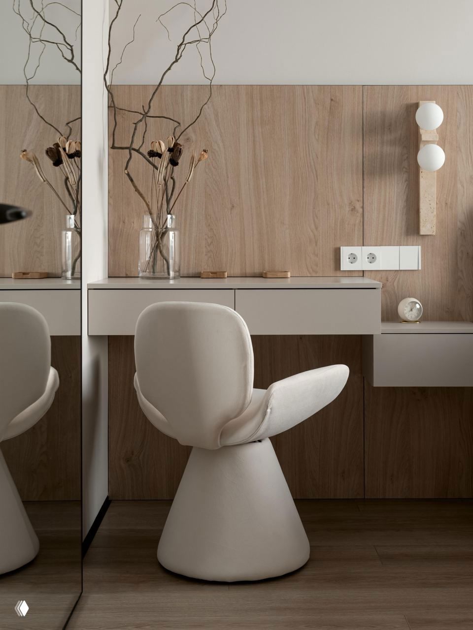 Рабочая/туалетная зона с зеркалом и деревянной декоративной панелью: аккуратные полочки, сухие растения и минималистичная лампа в спокойной бежевой гамме.