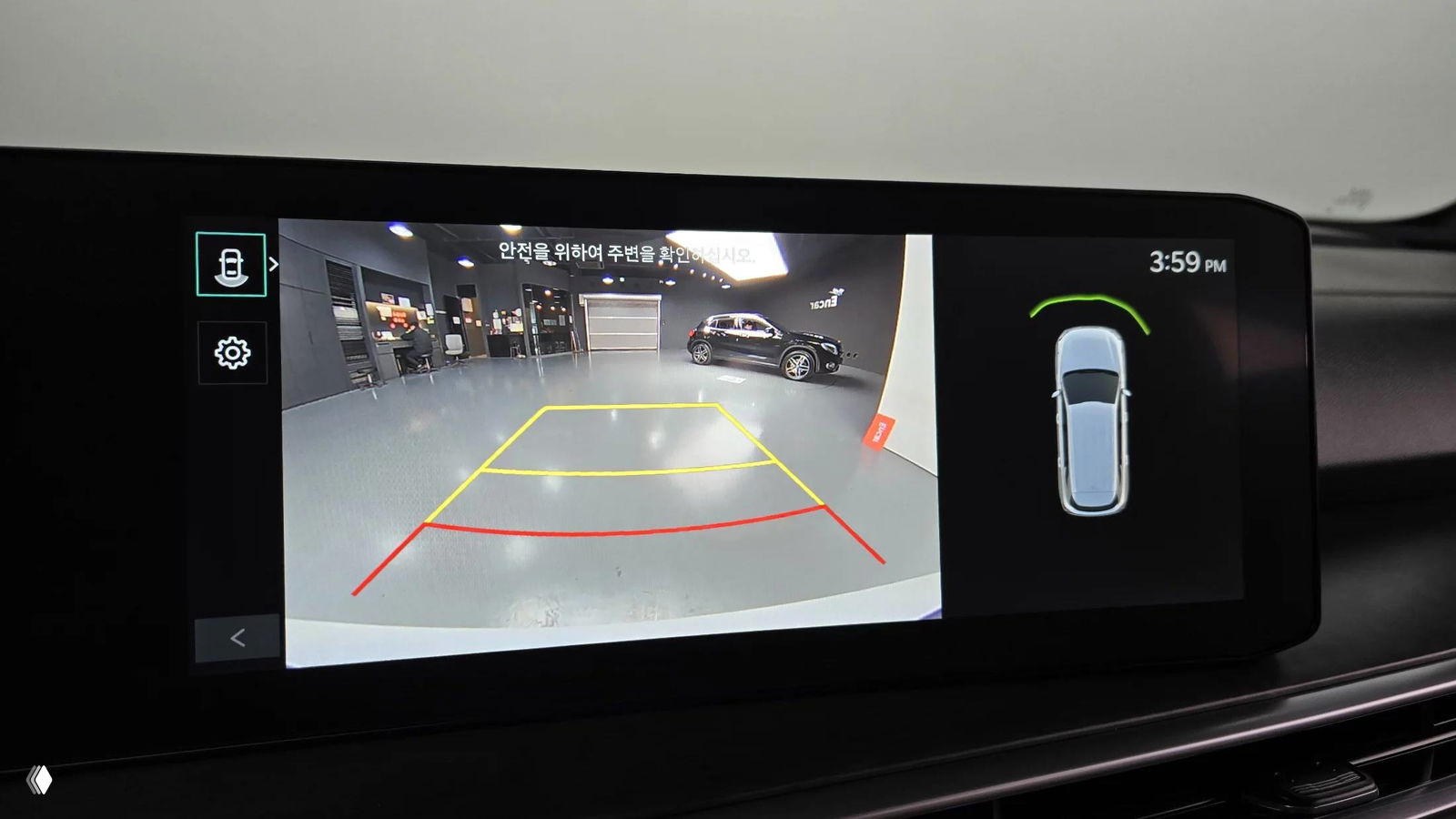 Экран мультимедиа показывает изображение с камеры заднего вида и парковочные линии, крупный план центрального дисплея KIA Sorento.