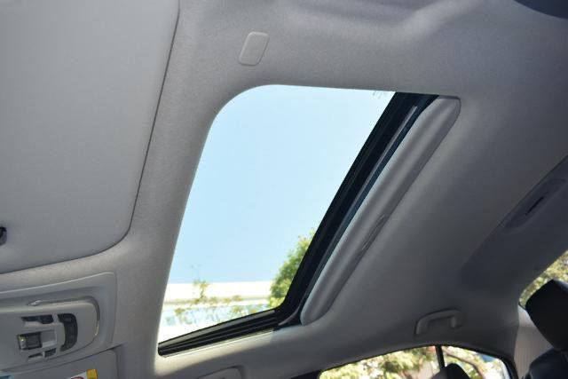 Люк-панорамный стеклянный люк в потолке Toyota Corolla Hybrid: источник естественного света и элементы управления люком в салоне.