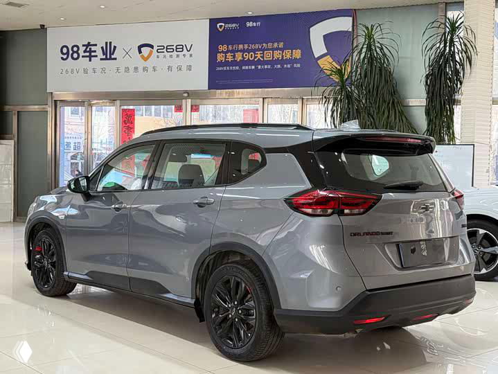 Chevrolet Orlando 2021, боковой и задний профиль в салоне, демонстрирует форму кузова, задние фонари и состояние лакокрасочного покрытия.