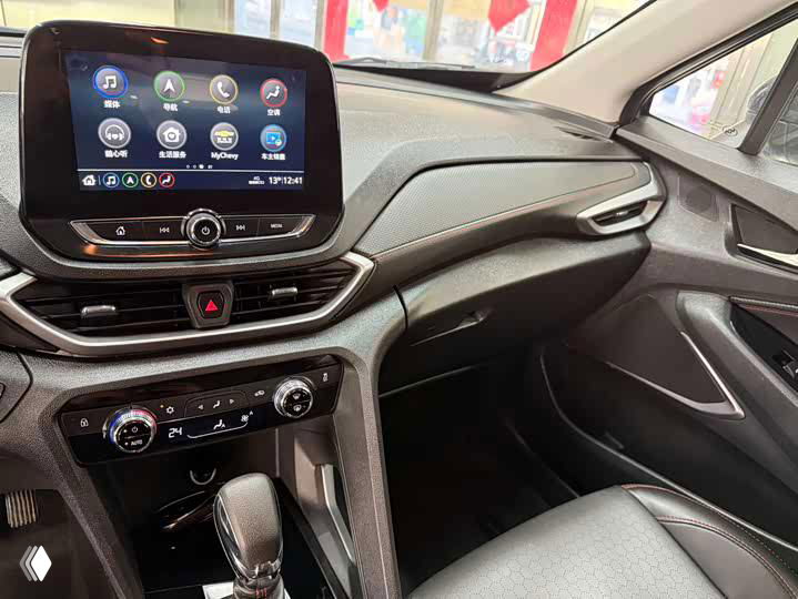 Интерьер Chevrolet Orlando: центральная консоль и сенсорный экран мультимедийной системы, климат-контроль и селектор АКПП на переднем плане.