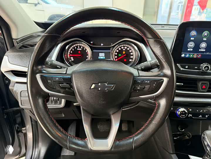 Руль и приборная панель Chevrolet Orlando 2021 года, крупный план руля с эмблемой Chevrolet и стрелками приборов, состояние элементов управления.