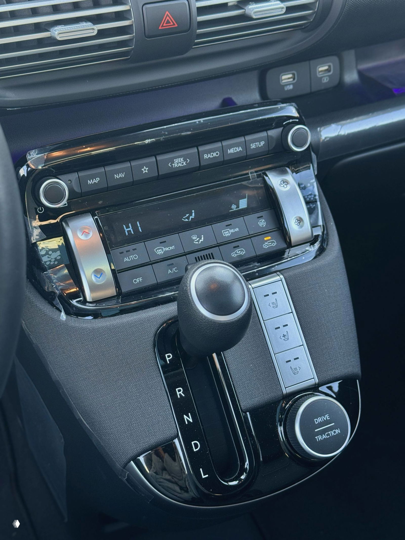 Центральная консоль Hyundai Casper с селектором АКПП, кнопками управления климат-контролем, медиасистемой и регулятором Drive/Traction, видно заводское покрытие деталей.