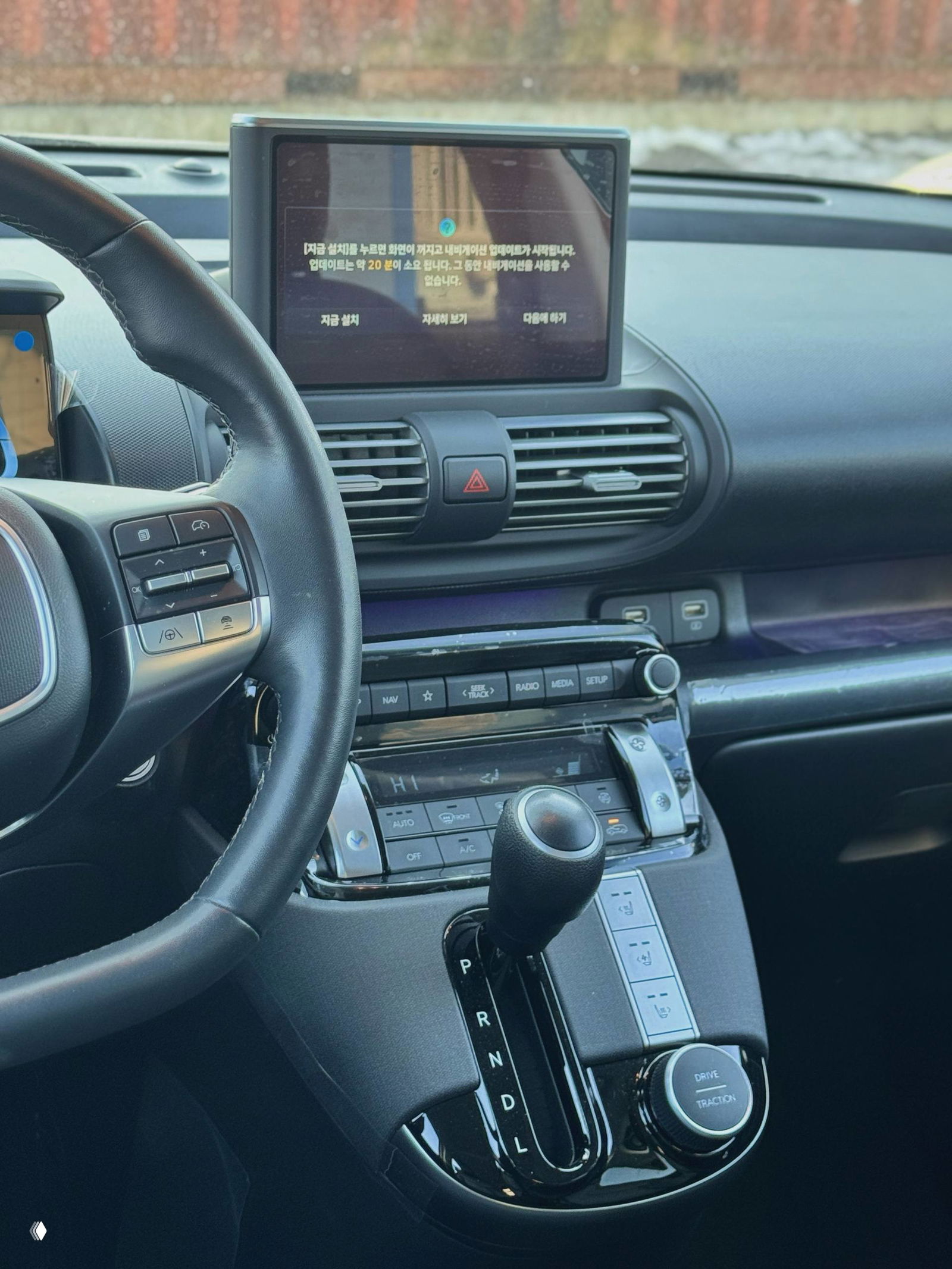 Мультимедийный экран и панель приборов Hyundai Casper в центральной части торпеды, экран показывает системное сообщение на корейском языке, видна вентиляция и элементы управления.