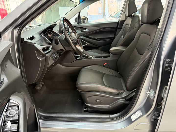 Передние сиденья Chevrolet Orlando 2021 года, вид под углом на водительское и пассажирское кресла, состояние обивки и регулировок видны явно.