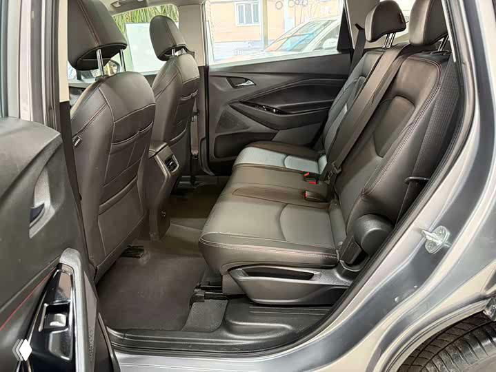 Второй ряд сидений Chevrolet Orlando, три посадочных места, пространство для ног и складные механизмы кресел, интерьер салона в хорошем состоянии.