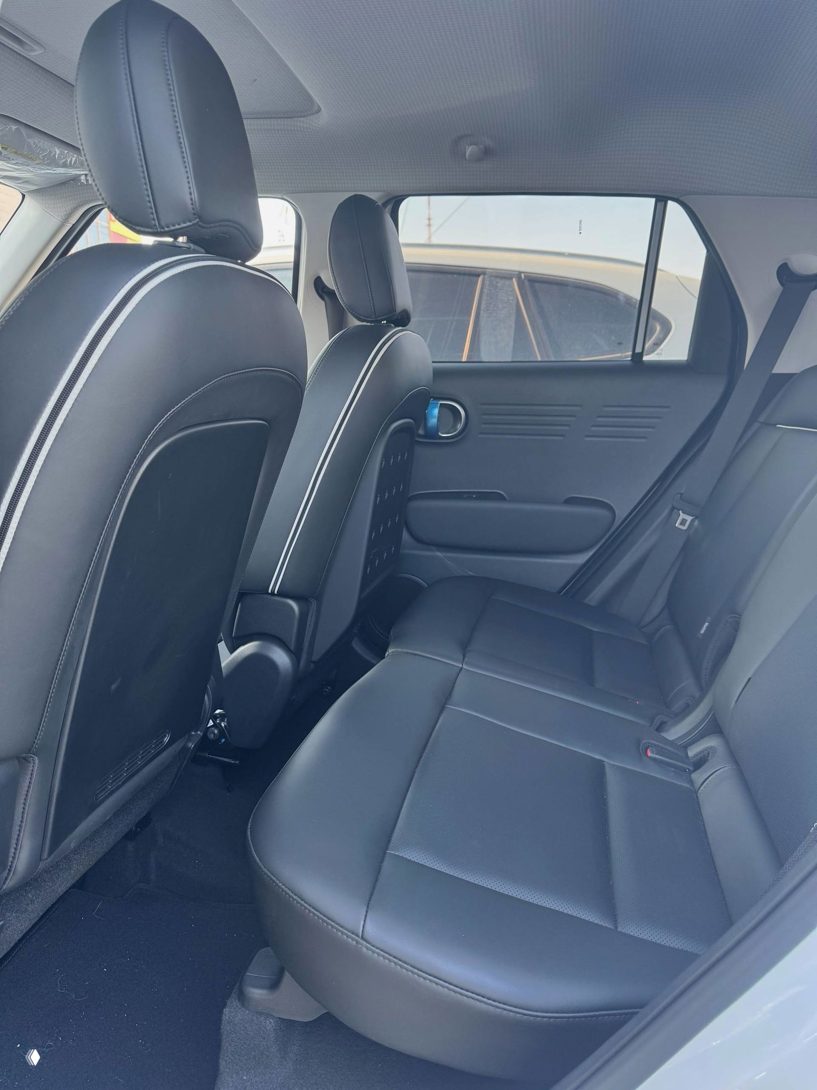 Задний ряд сидений Hyundai Casper, кожаная обивка, пространство для ног и целые спинки передних сидений — фотография демонстрирует состояние салона и посадочные места.