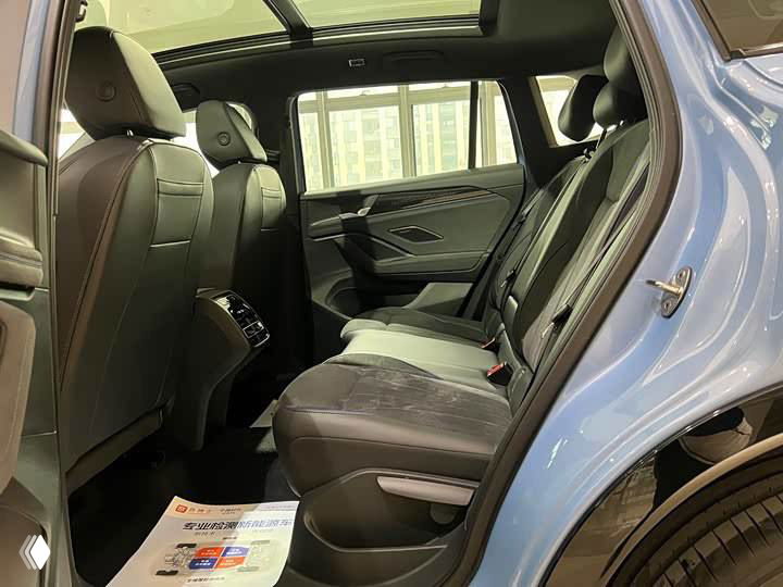 Задний ряд сидений Volkswagen Tiguan L Pro с открытой панорамной крышей, вид на пространство для пассажиров с хорошей отделкой.