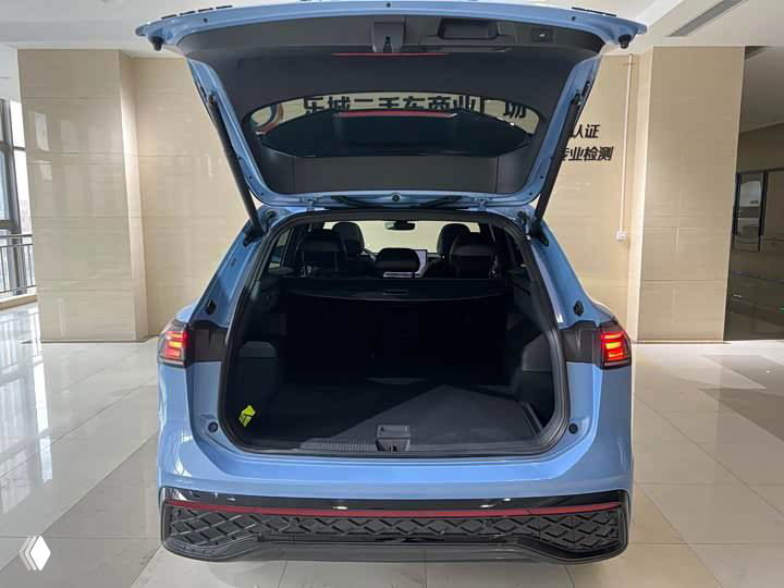 Открытый багажник Volkswagen Tiguan L Pro, показано грузовое пространство с раскрытой крышкой и ровной площадкой для размещения поклажи.