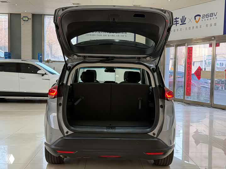 Открытый багажник Chevrolet Orlando 2021, вид сзади на пространство багажного отделения, уровень загрузки и ровный пол багажника.