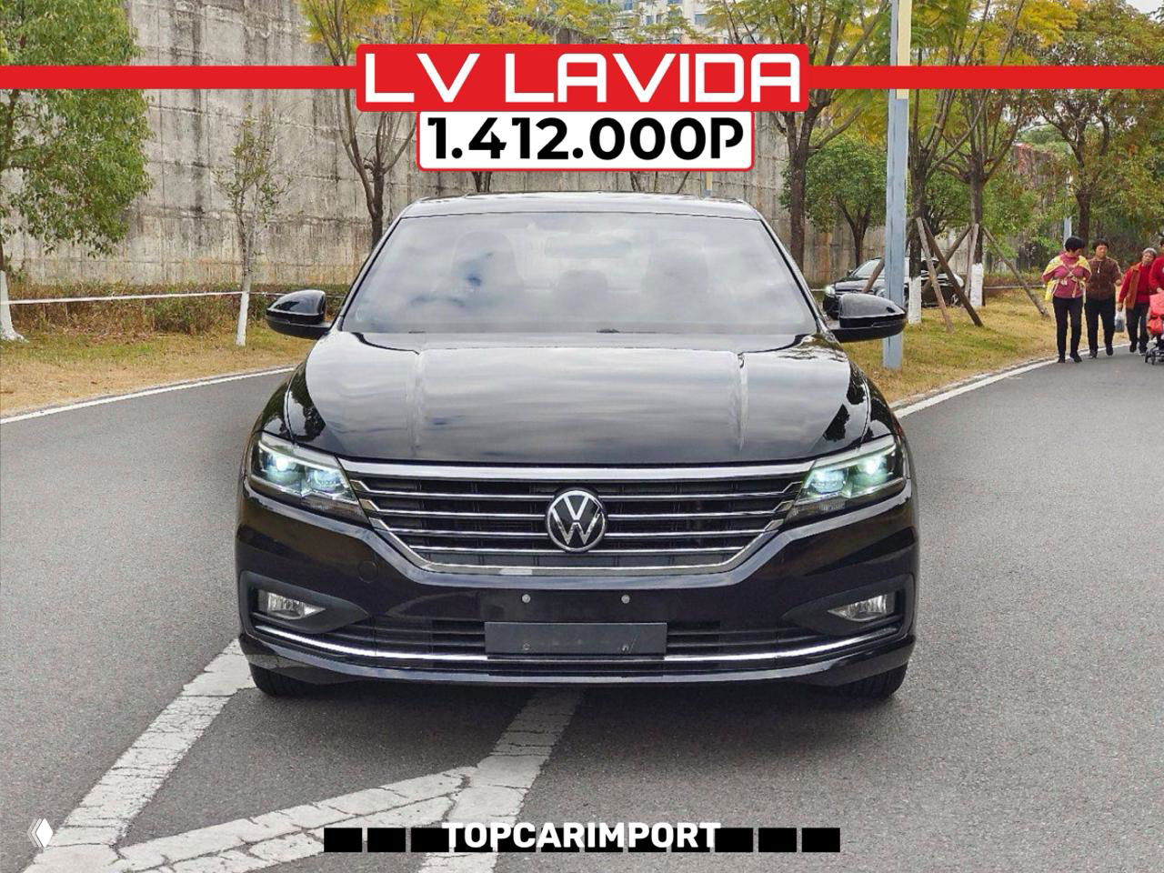 Чёрный Volkswagen Lavida снят спереди на дороге; в верхней части баннер с ценой 1.412.000₽ и подписью TOPCARIMPORT под фото.