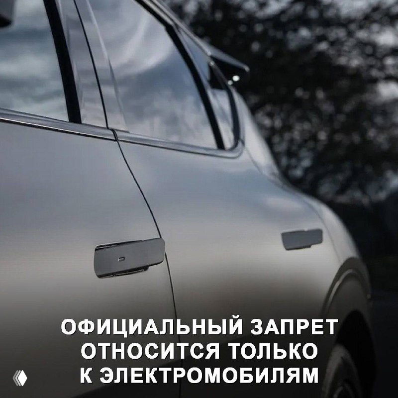 Фрагмент салона и поверхности кузова автомобиля под дождём, съёмка крупным планом показывает детали отделки и влагозащиты механизмов.