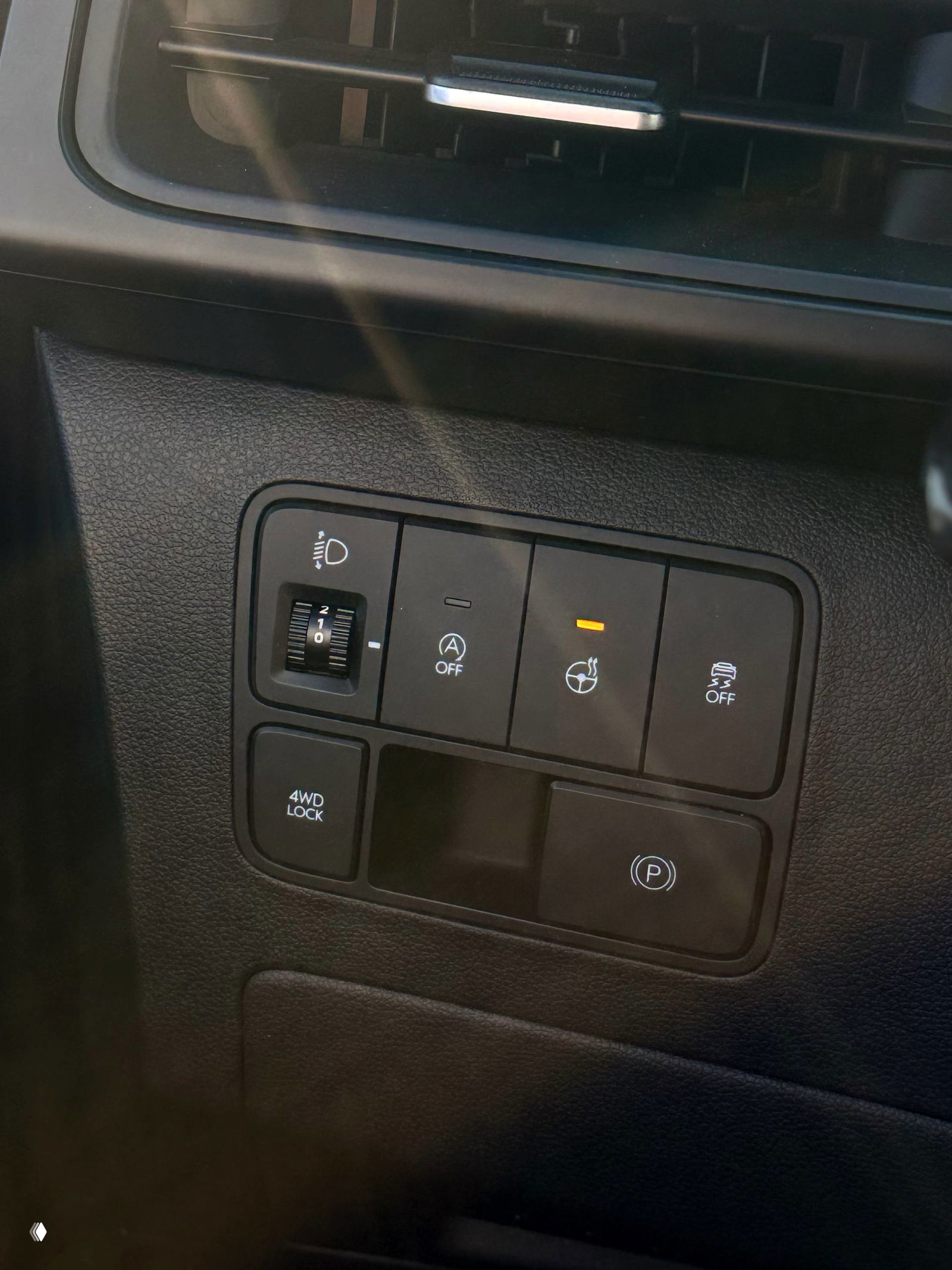 Блок кнопок с функцией 4WD LOCK, электронный стояночный тормоз и другие переключатели — панель управления водителя в Hyundai Staria.