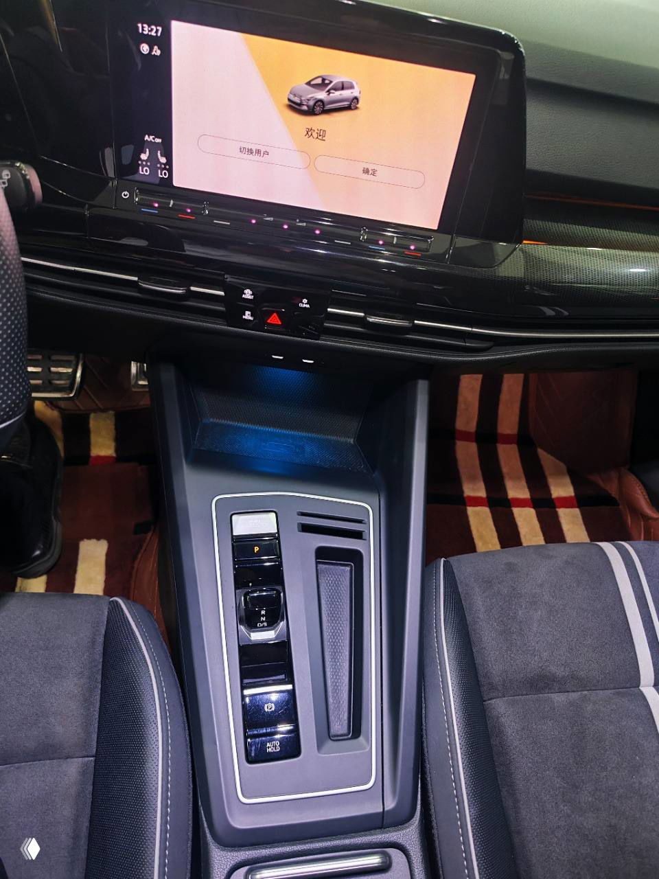 Центральная консоль и селектор коробки передач Volkswagen Golf R‑Line, крупный план на рукоятки и элементы управления в салоне