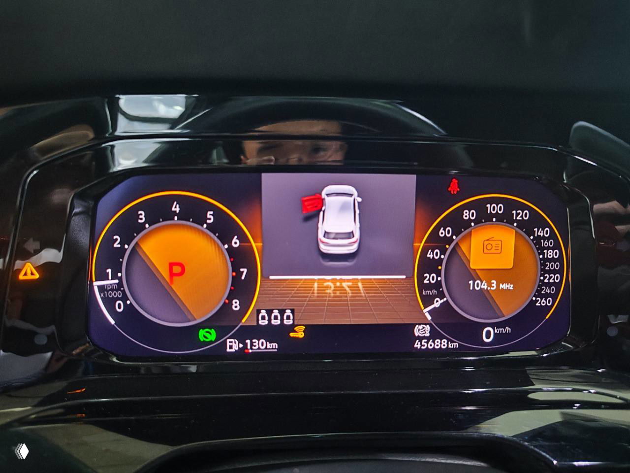 Комбинация приборов и бортовой экран Volkswagen Golf, показан пробег примерно 45 688 км и индикаторы на цифровой панели