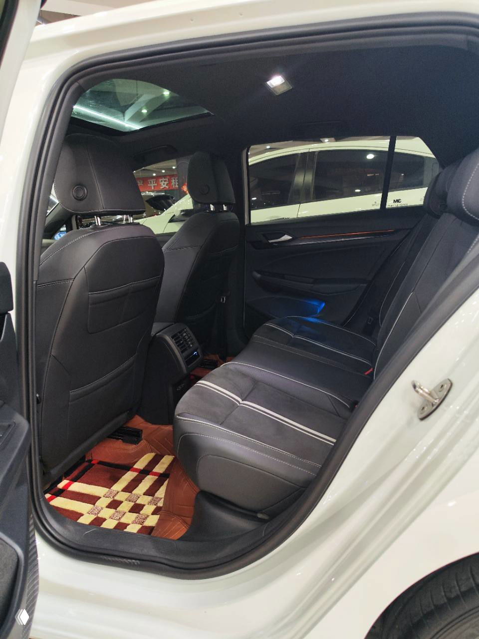 Задний ряд сидений Volkswagen Golf R‑Line, показаны места для пассажиров, отделка обивки и пространство для ног в шоуруме