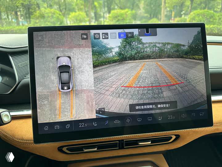 Крупный план центрального дисплея Mazda EZ-6 с изображением камеры заднего вида и обзором парковочного пространства; интерфейс навигации и графика.