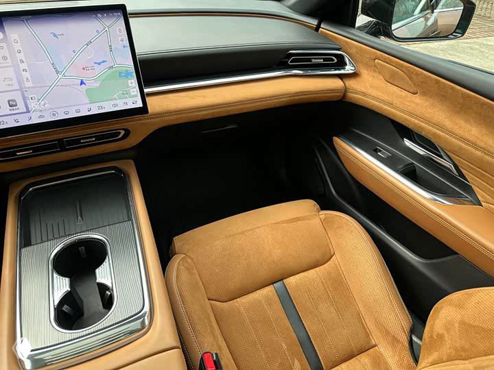 Фрагмент передней центральной консоли Mazda EZ-6: подстаканники, отделка приборной панели и боковая панель двери с элементами дизайна и хромированными вставками.