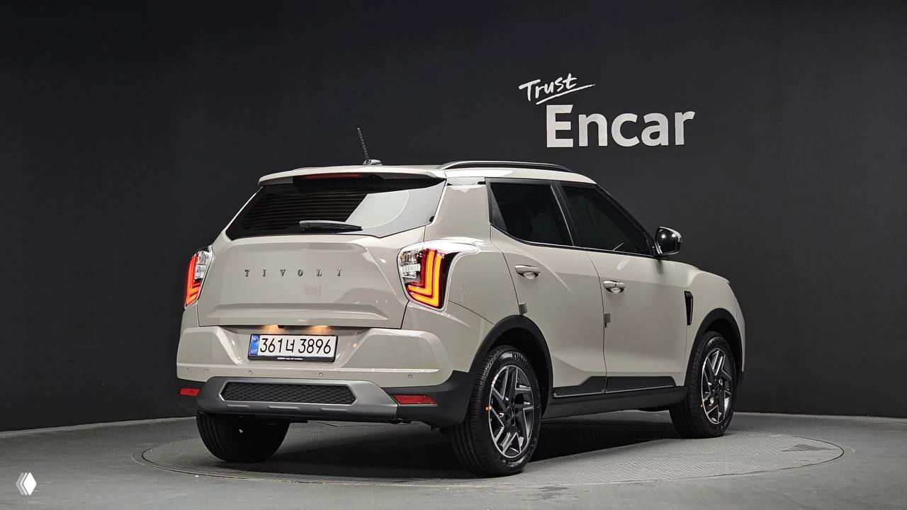 Задний три четверти ракурс SsangYong Tivoli 2026 в той же студийной обстановке, видно оформление багажника и световые элементы задних фонарей.