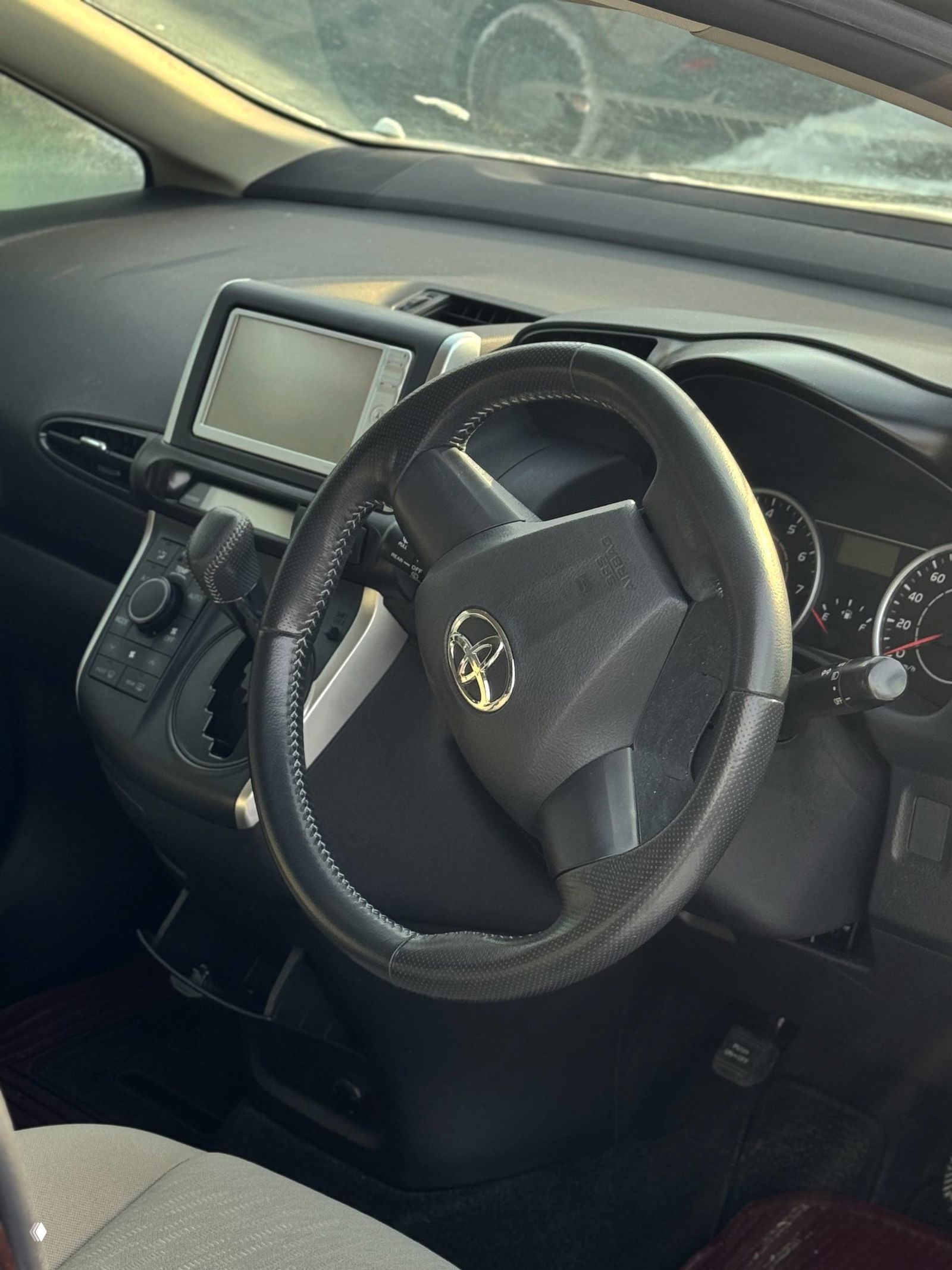 Кнопка Engine Start Stop и органы управления зеркалами — крупный план панели с кнопкой запуска и переключателями зеркал.