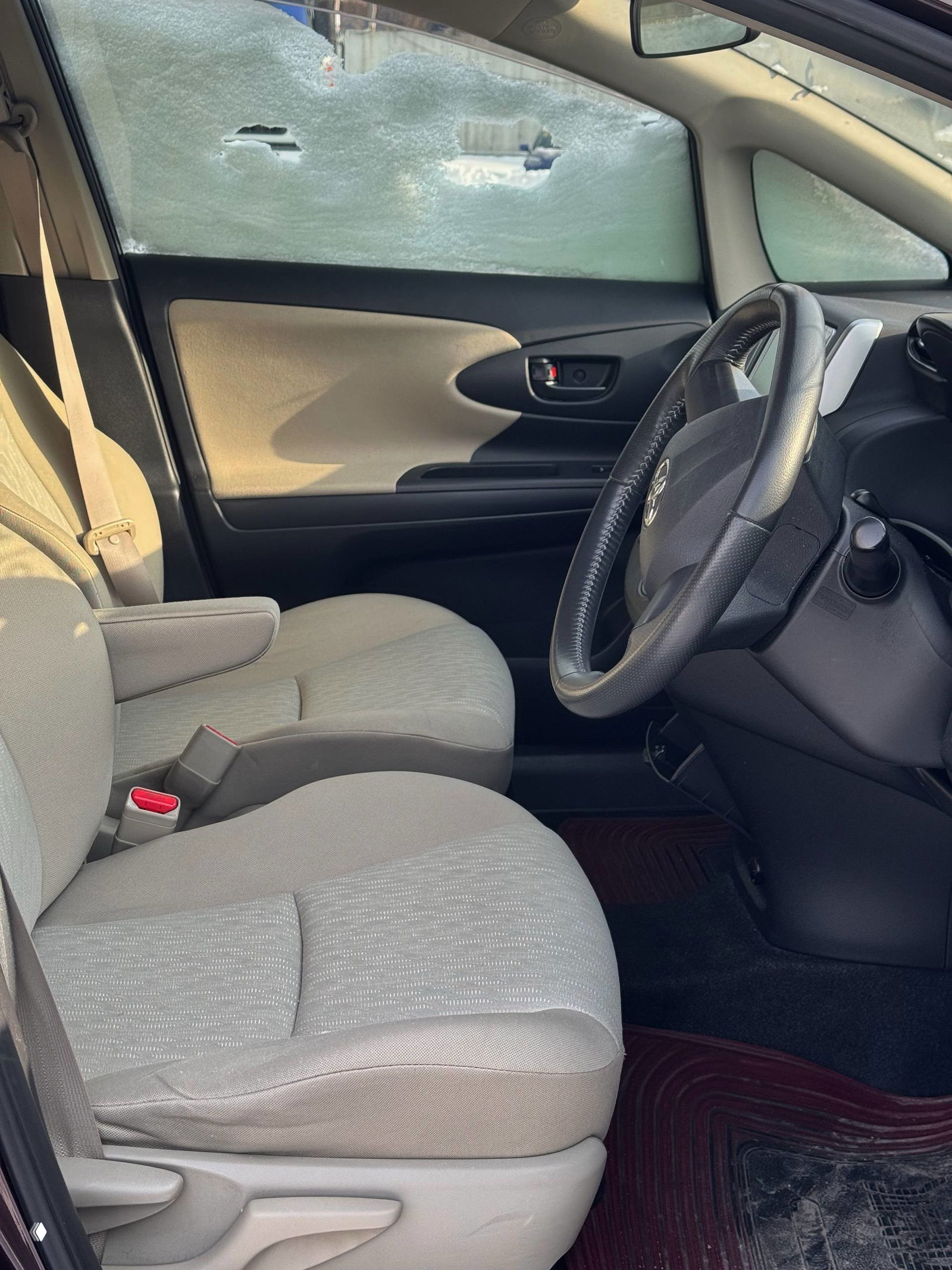 Рулевое колесо и центральная часть салона Toyota Wish — вид руля, мультимедийного экрана и посадочного места водителя.