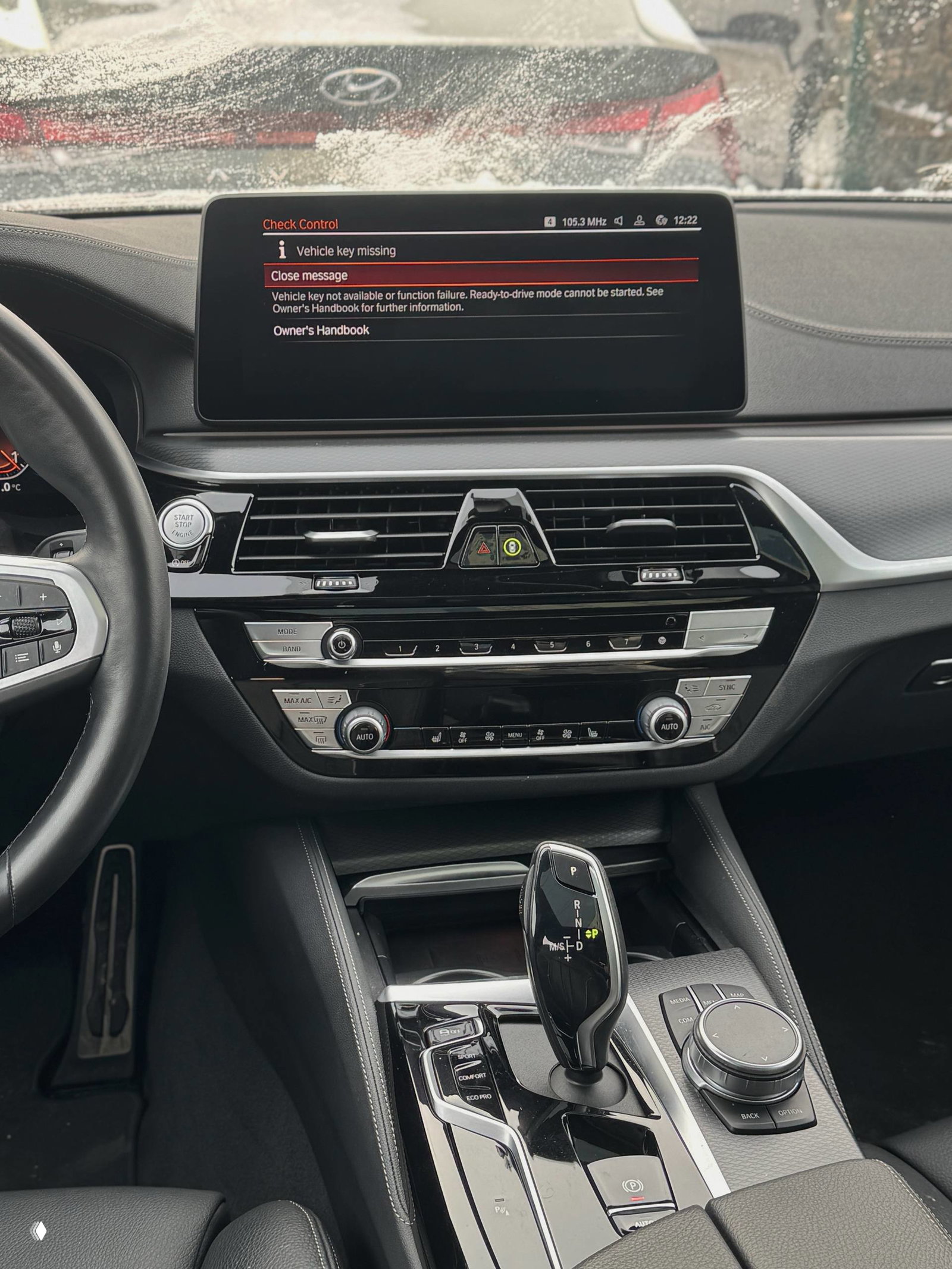 Центральный дисплей и панель управления BMW 520i: крупный экран мультимедиа с сообщением "Vehicle key missing", блок климат-контроля и селектор коробки передач.