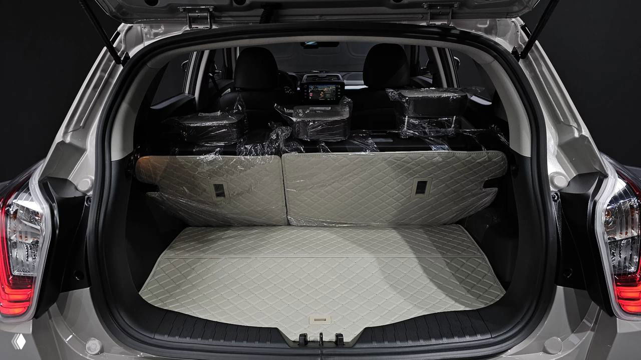 Открытый багажник SsangYong Tivoli 2026 с ковриком в багажном отделении, видно объём и готовность к перевозке вещей после фабричной упаковки.
